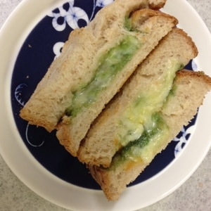 海苔の佃煮とチーズのホットサンド